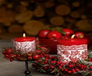 пазл Рождественские зажглись свечи и украшена красными ягодами
